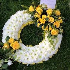 Classic yellow and white wreath 